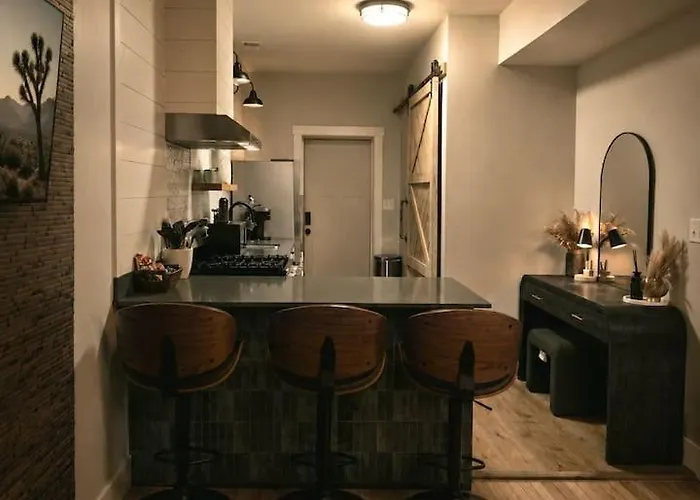 Desert Mirage Private Patio, Desk Parking * Chicago