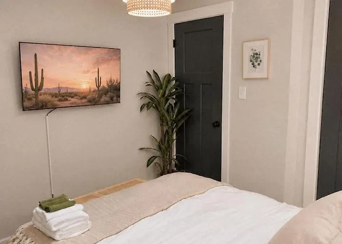 Desert Mirage Private Patio, Desk Parking *